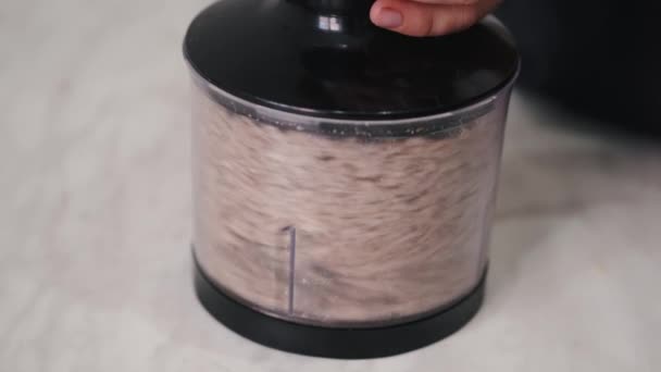 Juru masak adalah penggilingan biji dalam blender — Stok Video