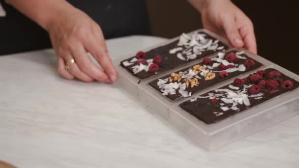 La esposa de la manguera está tomando barras de chocolate congeladas de la forma — Vídeos de Stock