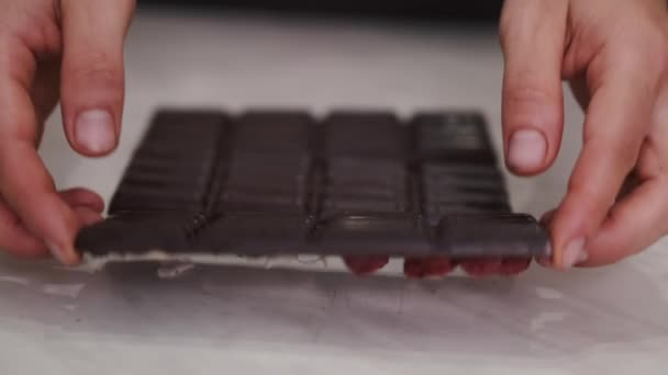 Die Hausfrau dreht gefrorene Schokoriegel auf — Stockvideo