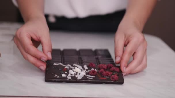 La ama de casa está subiendo barras de chocolate congeladas — Vídeos de Stock
