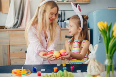 Anne ve küçük kızı mutfakta.