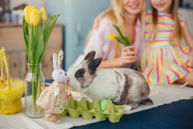 Anne ve küçük kızı mutfakta.