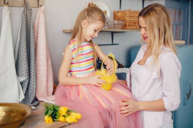 Anne ve küçük çocuk evde.