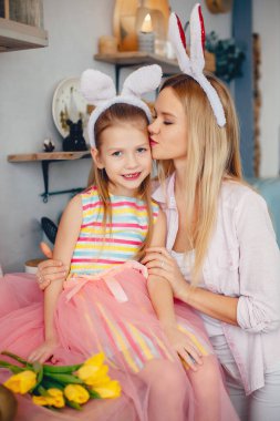 Anne ve küçük çocuk evde.