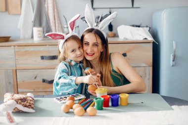 Anne ve küçük kızı mutfakta.