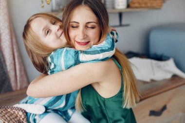 Anne ve küçük kızı bir odada.