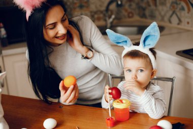 Anne ve küçük oğlu mutfakta.