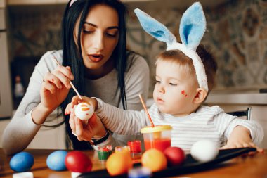 Anne ve küçük oğlu mutfakta.