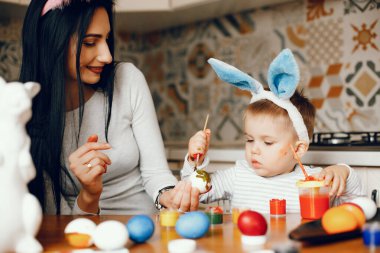 Anne ve küçük oğlu mutfakta.