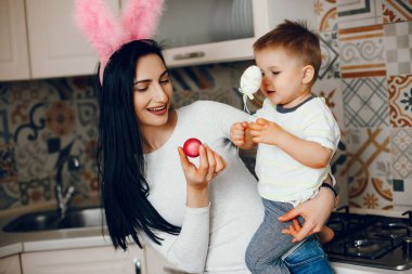 Anne ve küçük oğlu mutfakta.