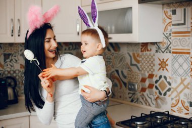 Anne ve küçük oğlu mutfakta.