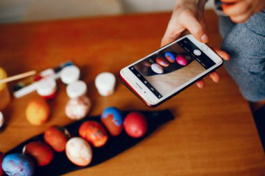 Anne ve küçük oğlu mutfakta.