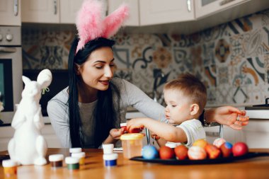 Anne ve küçük oğlu mutfakta.