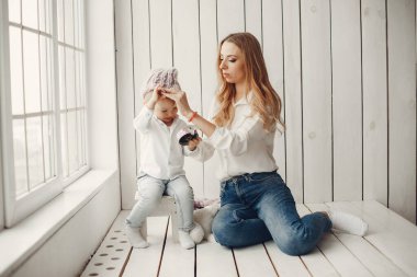 Anne ile küçük oğlu bir odada