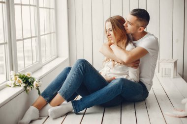 Şirin ve zarif aile içinde beyaz rom