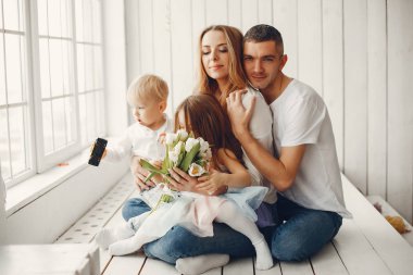 Şirin ve büyük aile evde oturan