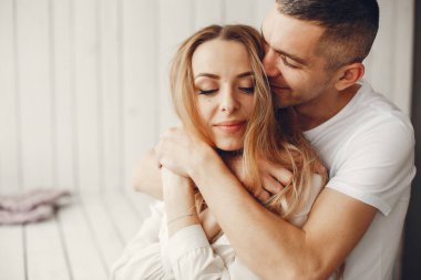 Şirin ve zarif aile içinde beyaz rom