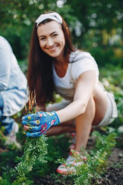 Güzel kadınlar evin yakınındaki bir bahçede çalışırlar.