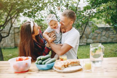 Ailesi ve kızı bahçede oynuyorlar.