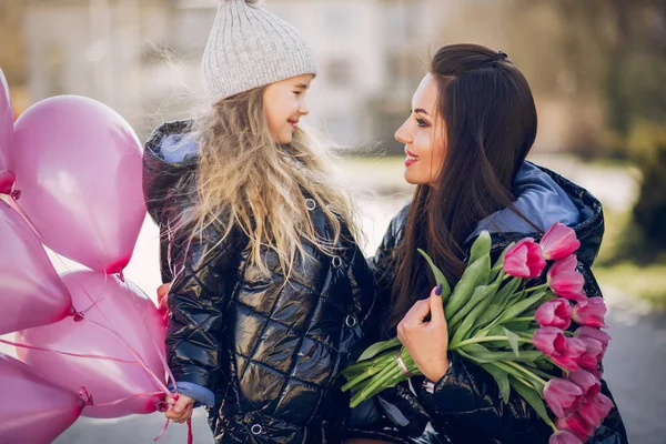 Famiglia carina ed elegante in un parco primaverile — Foto Stock