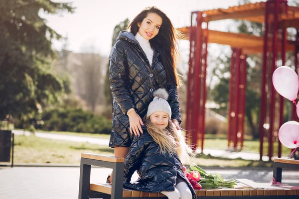 봄날 공원에 있는 귀여운 가족과 스타일좋은 가족 — 스톡 사진