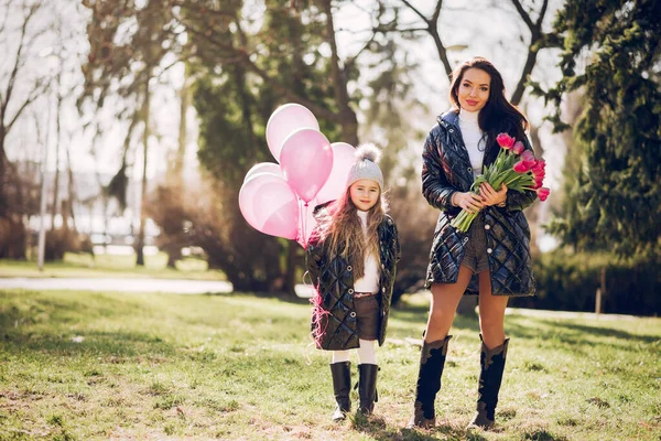 Cute i stylowa rodzina w parku wiosennym — Zdjęcie stockowe