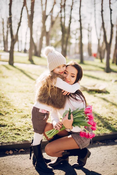 Família bonito e elegante em um parque de primavera — Fotografia de Stock