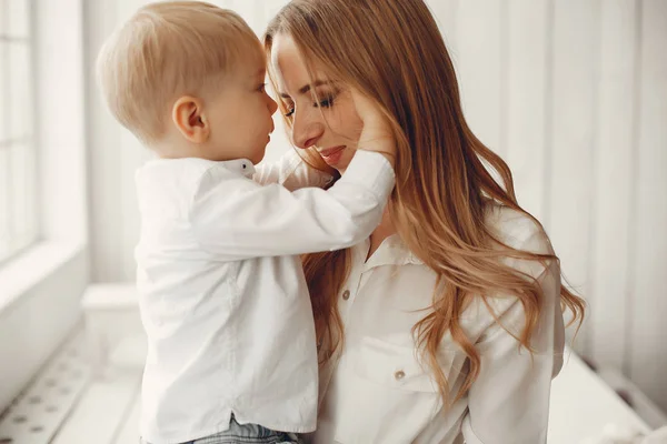 Madre con hijo pequeño en una habitación — Foto de Stock