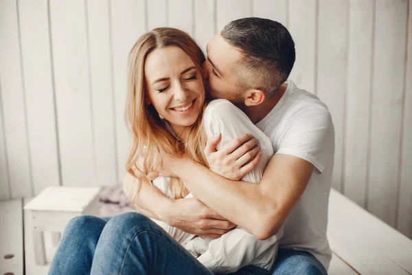 Niedlich und elegant Familie in einem weißen rom — Stockfoto