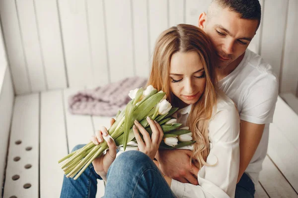 Familia linda y elegante en una rom blanca — Foto de Stock