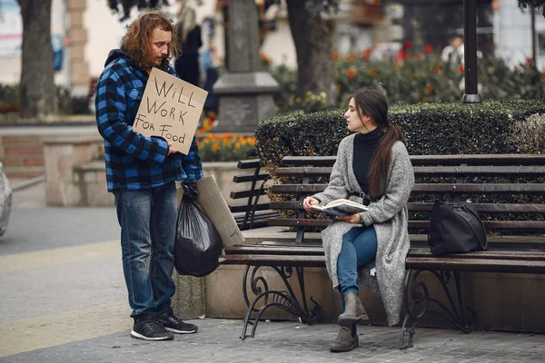 Homeless hombre en un durty ropa otoño ciudad — Foto de Stock