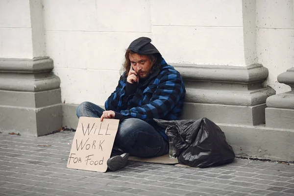 Homeless man in a durty clothes autumn city — Stock Photo, Image