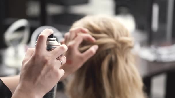 Coiffeur faisant coiffure pour cliente dans un salon de beauté — Video