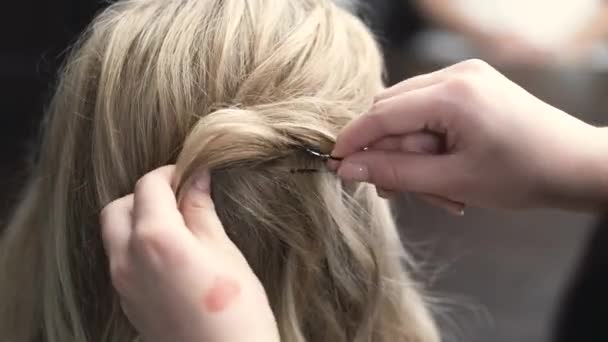 Fryzjer robi fryzurę dla klientki w salonie piękności — Wideo stockowe