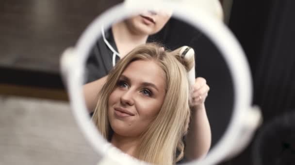 Spegel reflektion av klient med blont hår i skönhetssalong — Stockvideo