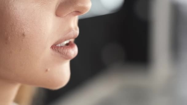 Closeup of girls lips with blurred background in beauty salon — Stock Video