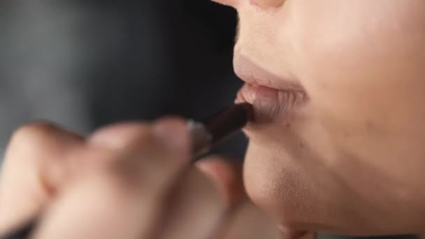 Primer plano del proceso de dibujar labios con lápiz por el artista de maquillaje — Vídeos de Stock