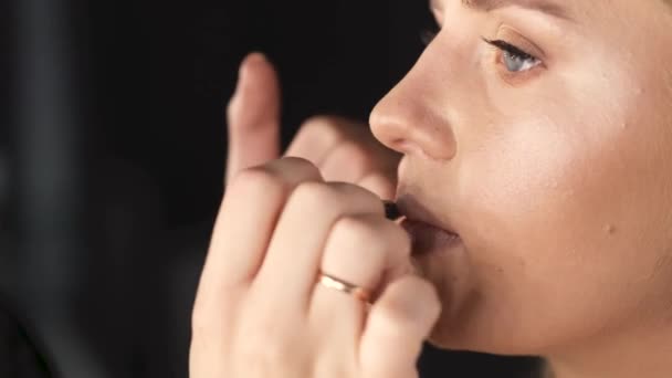 Close-up van het proces van het tekenen van lippen met potlood door make-up kunstenaar — Stockvideo