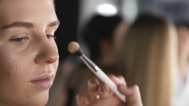 Nahaufnahme des weiblichen Gesichts beim Make-up im Salon — Stockvideo