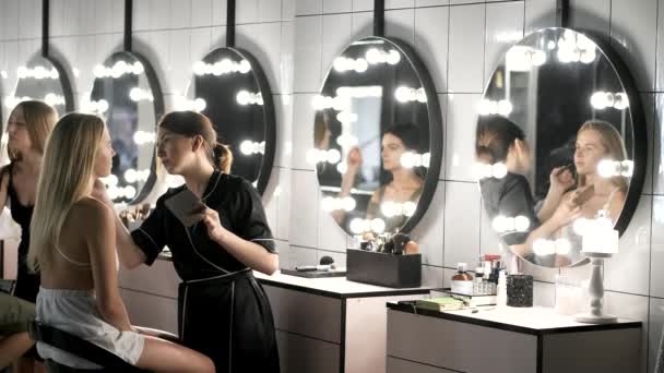 Artista e cliente em um processo de fazer maquiagem no salão de beleza — Vídeo de Stock