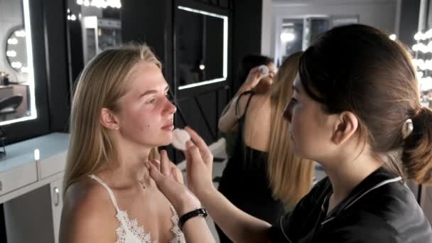 Maquillaje artista en uniforme negro con el cliente en salón de belleza — Vídeos de Stock