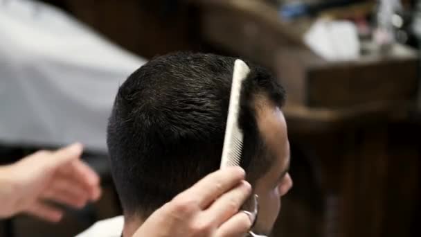 Gros plan de coiffeurs mains coupant les cheveux des clients dans le salon de coiffure — Video