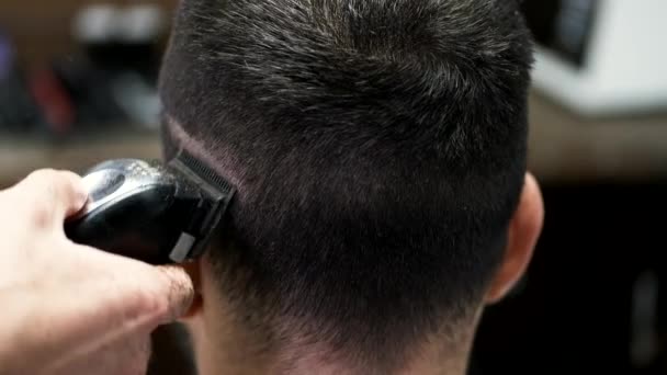 Corte de cabelo de clientes com cortador preto na barbearia — Vídeo de Stock