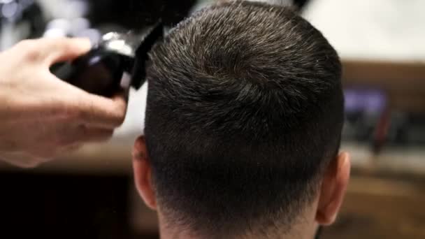 Corte de cabelo de clientes com cortador preto na barbearia — Vídeo de Stock