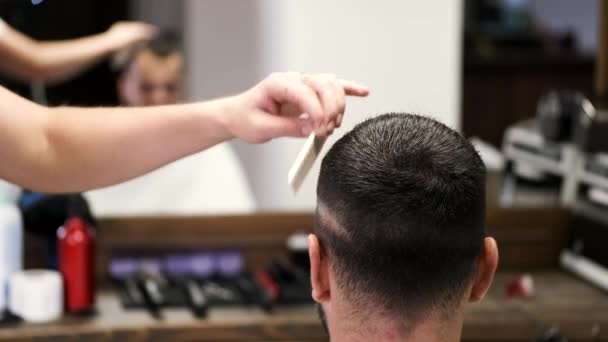 Barbeiro fazendo penteado elegante para o cliente na barbearia — Vídeo de Stock