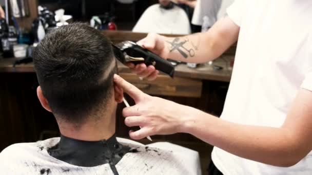理发店的理发师为顾客做时髦的发型 — 图库视频影像