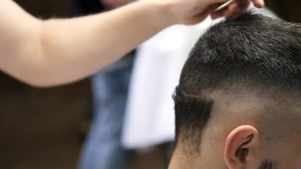 Primo piano della testa dei clienti mentre fanno acconciatura in barbiere — Video Stock