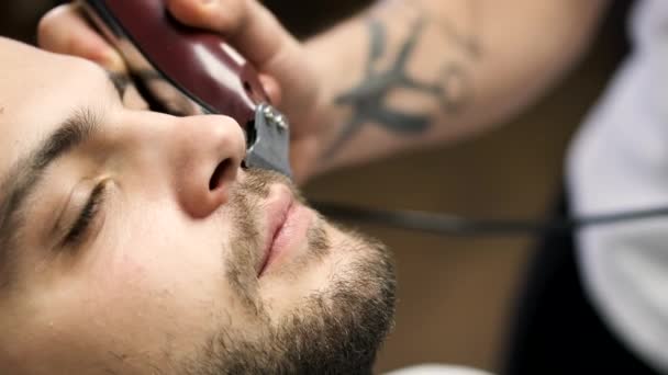 Zbliżenie procesu obcinania klientom brody przez fryzjera w zakładzie fryzjerskim — Wideo stockowe