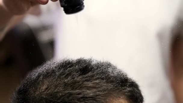 Peluquería seca el cabello de los clientes con secador de pelo en la barbería — Vídeos de Stock