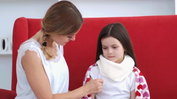 Mãe e menina medindo a temperatura com termômetro em casa — Vídeo de Stock